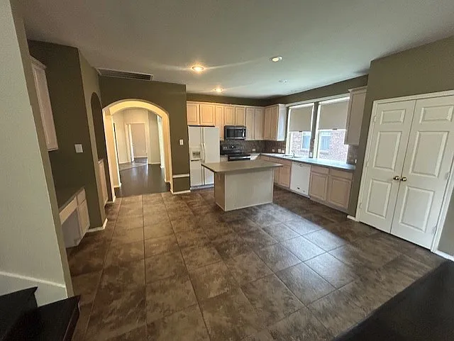 5 bed, 2522 sqft, $2,800 — Photo 2