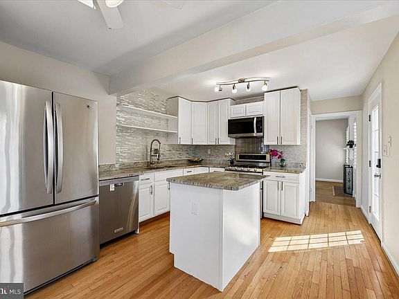 3rd image of 3201 Ferndale St