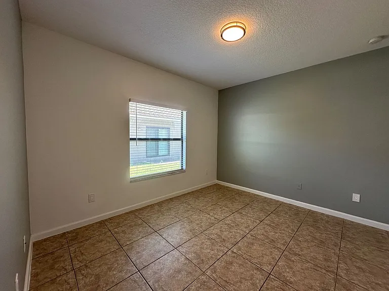 1035 NE 10th Ave — Photo 6