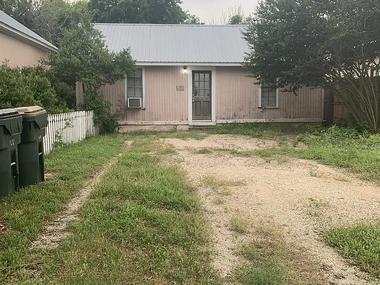 302 1/2 S Burleson St — Photo 1