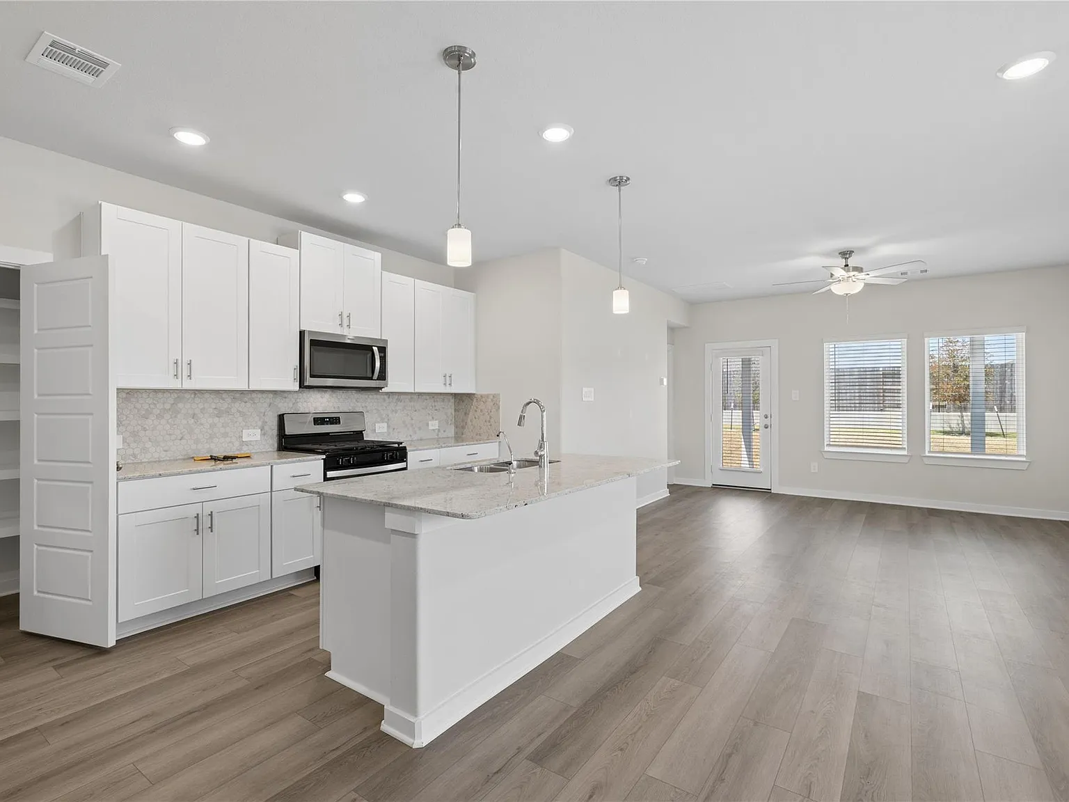 4 bed, 2.5 bath, 1986 sqft, $2,300 — Photo 4