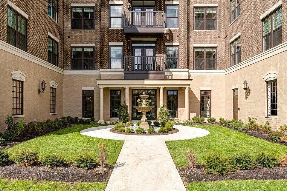 2nd image of 1670 E Broad St #306