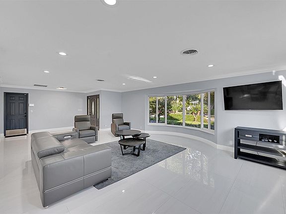 5th image of 5571 NE 26th Avenue