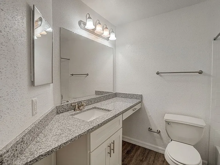 Hidden Palms Apartment Homes — Photo 8