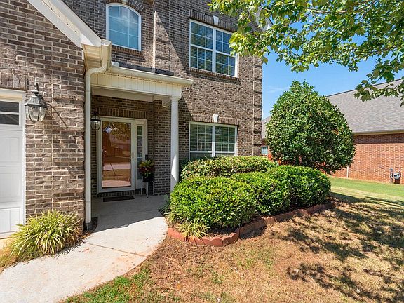 3rd image of 19 Fawn Hill Dr