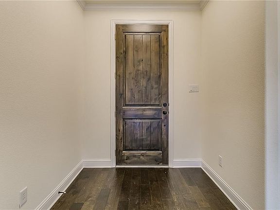 4th image of 1921 Silver Falls Dr