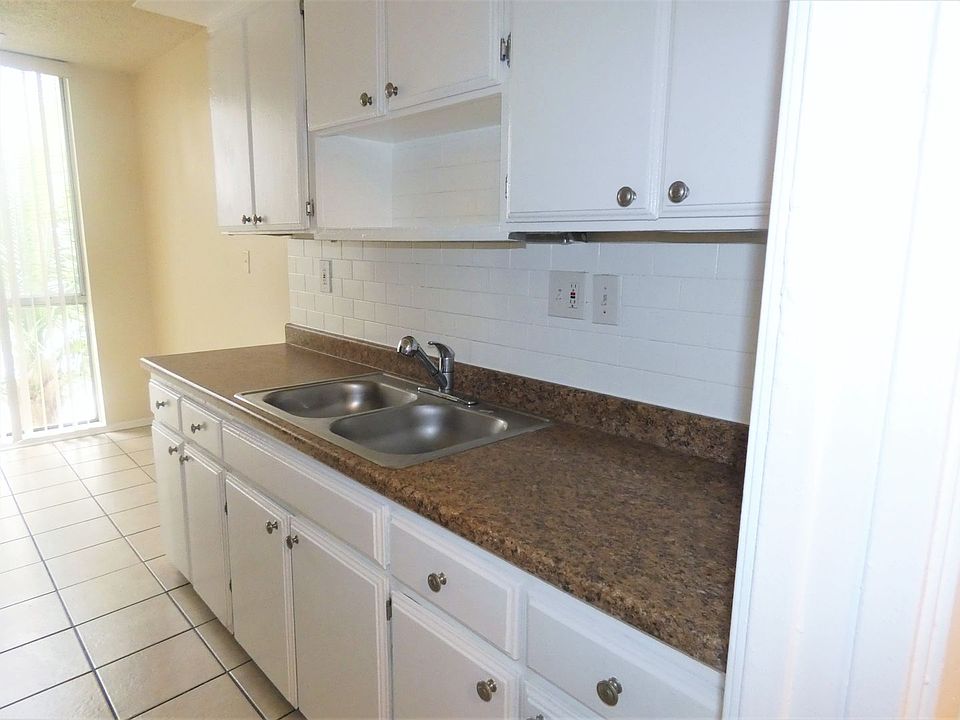 1st image of 634 Lime Ave APT 202