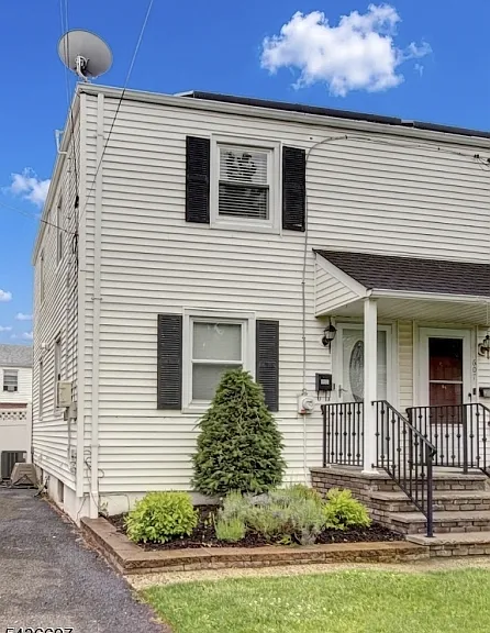605 Crescent Dr — Photo 2