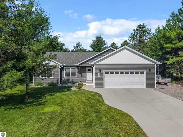 1906 Old Cabin Dr, Interlochen, MI 49643