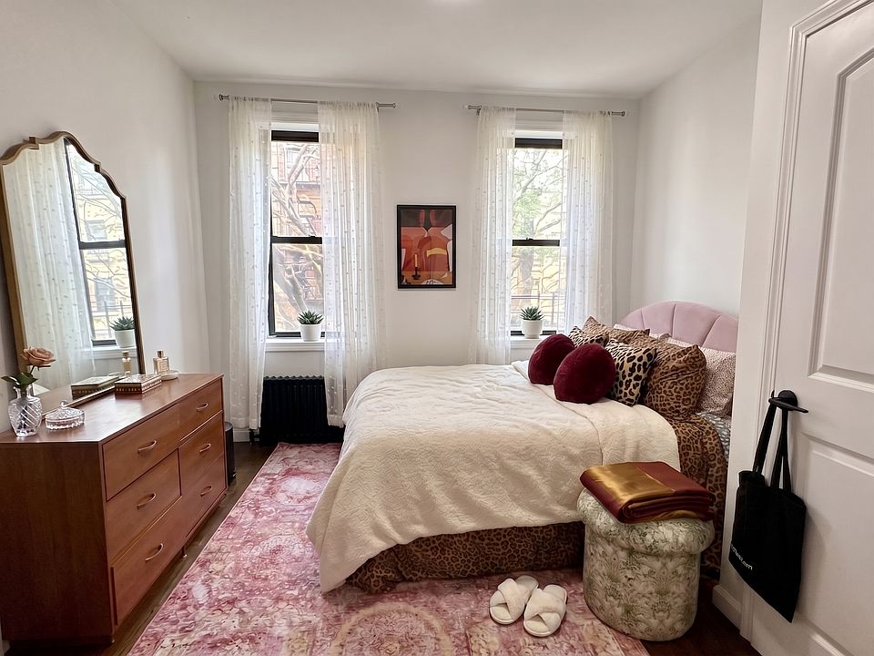 2nd image of 315 E 5th St APT 3E