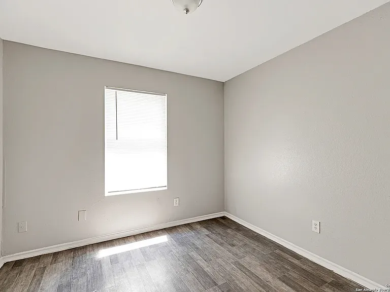 1655 Amanda St — Photo 10