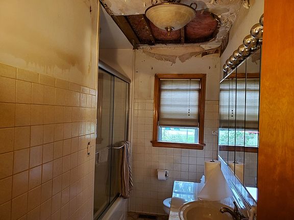 5th image of 260 S Center Ave