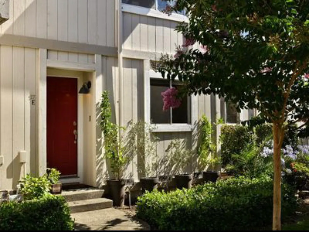 2 bed, 1.5 bath, 1072 sqft, $2,600 — Photo 1