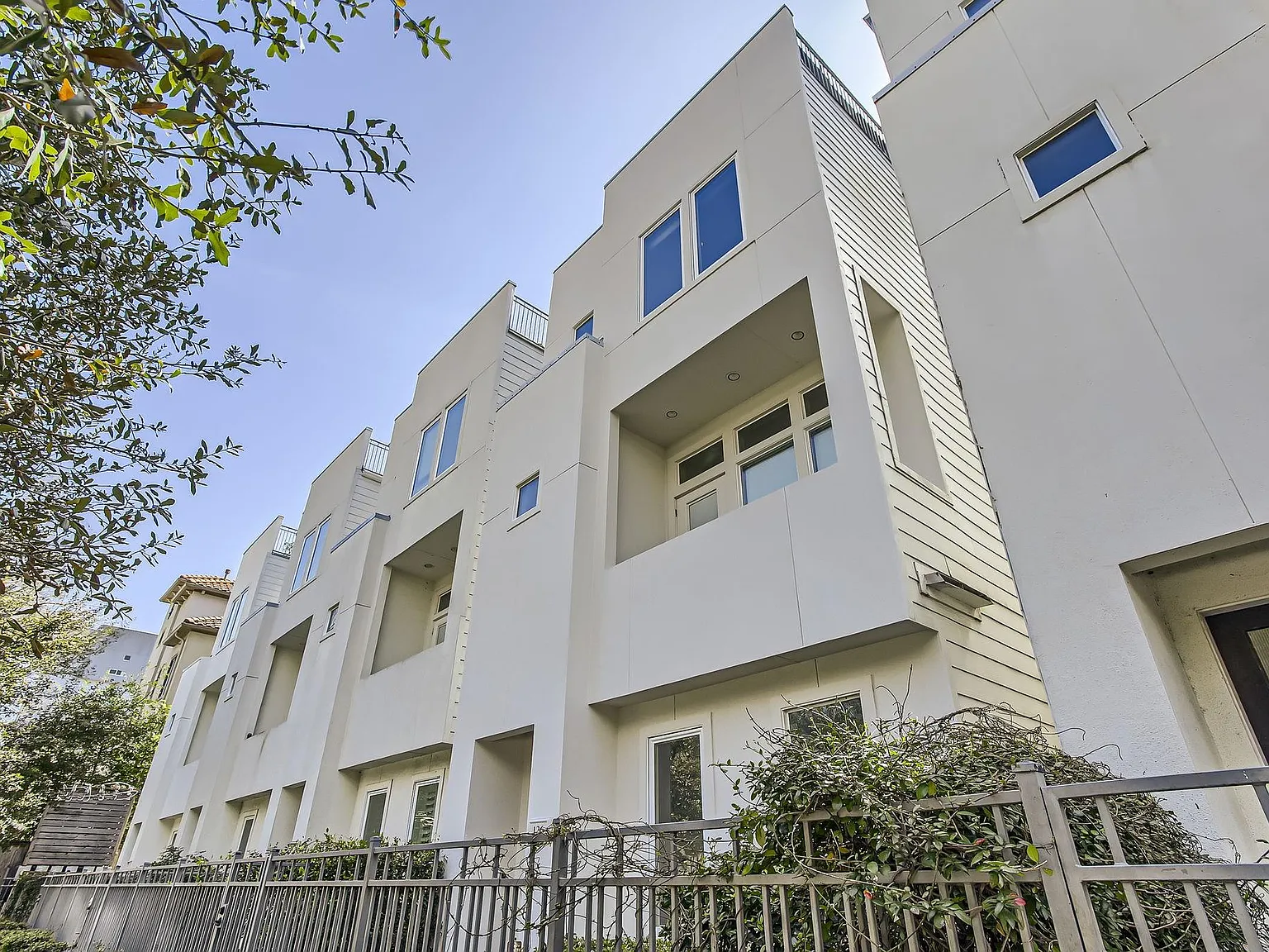 3 bed, 3.5 bath, 2005 sqft, $3,200 — Photo 2