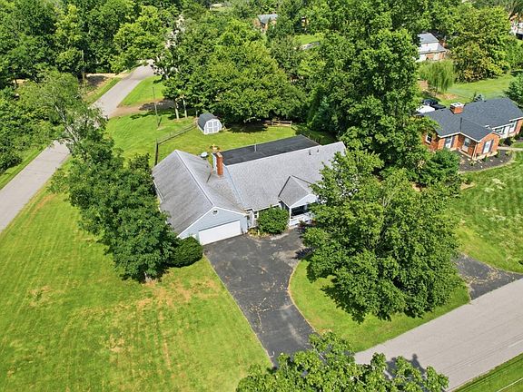 3rd image of 706 Maple Ridge Rd