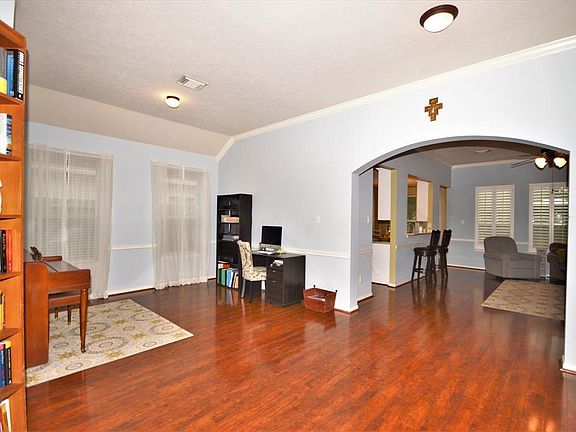 FORMAL DINING AREA FOR YOUR DINNING TABLE OR OFFICE