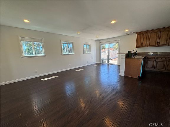 4th image of 1041 W Acacia Ave