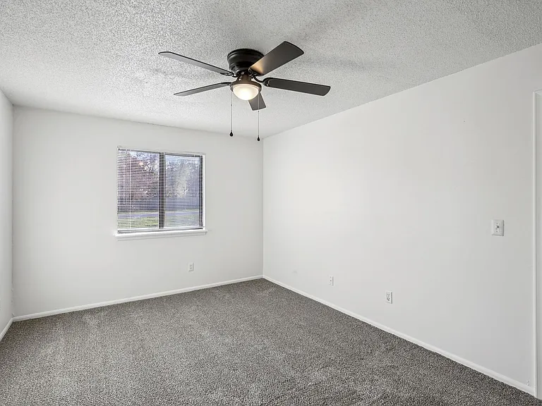 Spring Hill Plaza Apartments — Photo 28