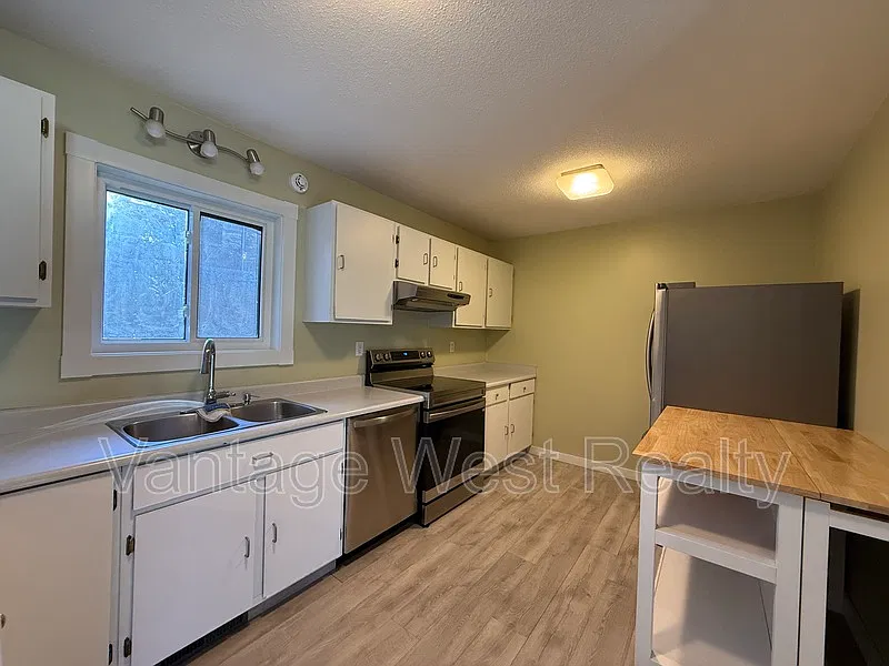 4 bed, 2.0 bath, 1800 sqft, $3,000 — Photo 4