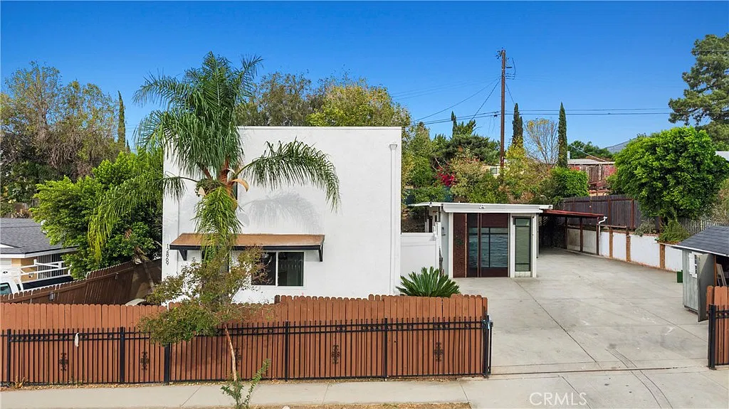2 bed, 1.5 bath, 700 sqft, $2,600 — Photo 1