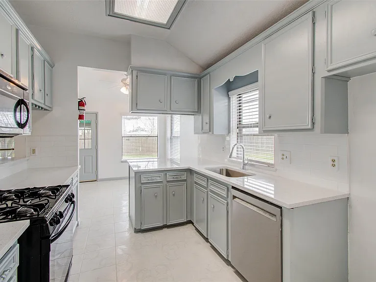 2538 Knights Cir — Photo 19