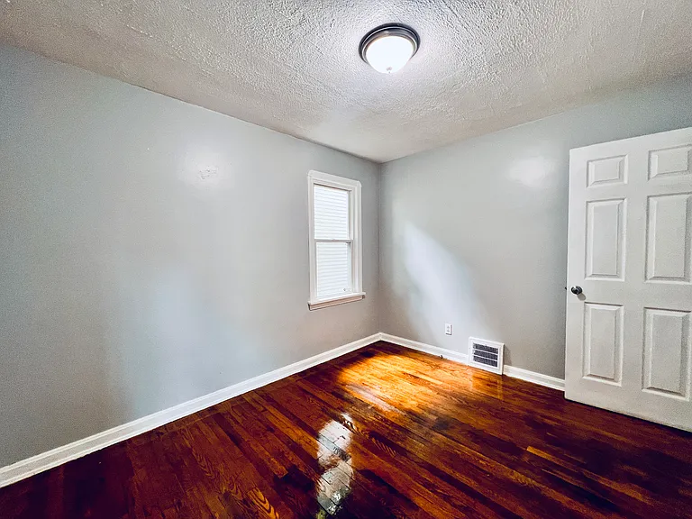 8606 Rosewood Ave — Photo 9