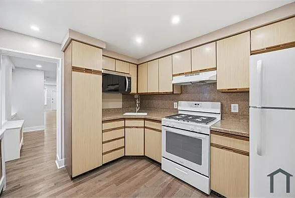 3060 Martha St — Photo 13