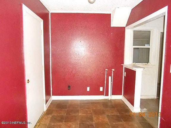 3rd image of 925 Mackinaw St