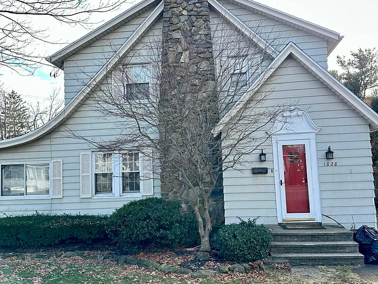 1028 Vestal Rd — Photo 1
