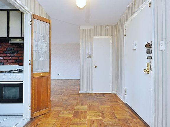 4th image of 735 Avenue W #1E