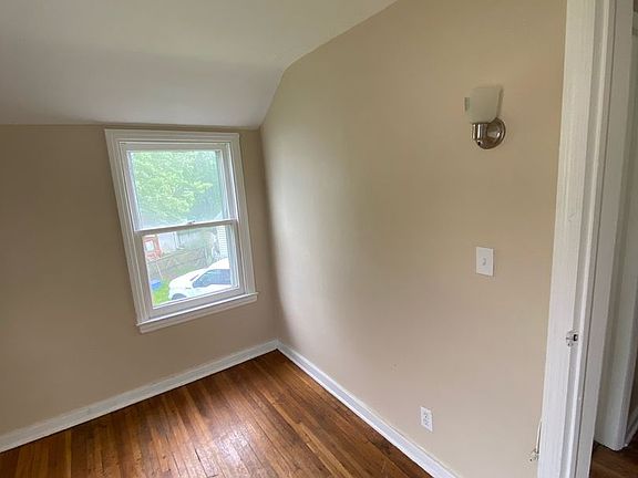 4th image of 11 Ellen Dr