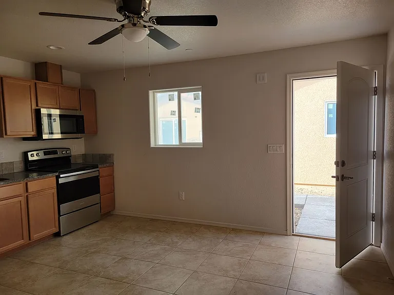 2544 Hillview Dr — Photo 10