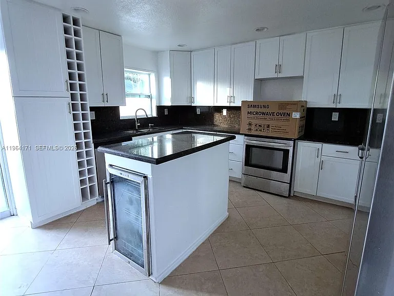 3920 Woodside Dr — Photo 2
