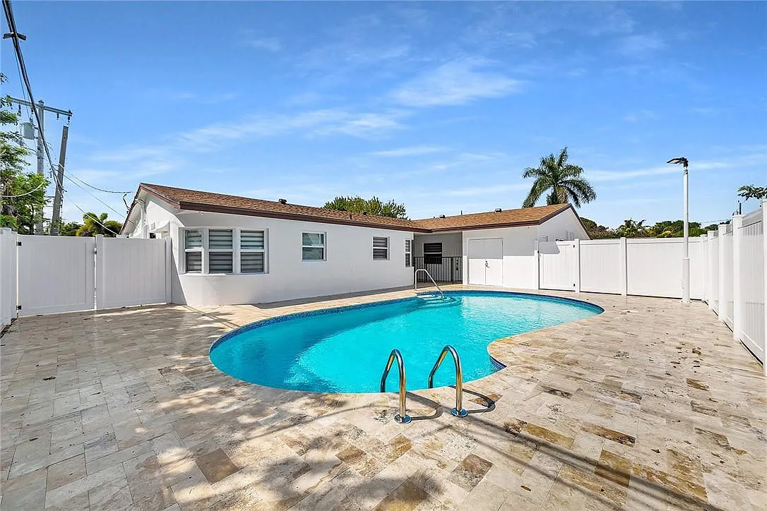 2 bed, 1.0 bath, 2500 sqft, $2,250 — Photo 2