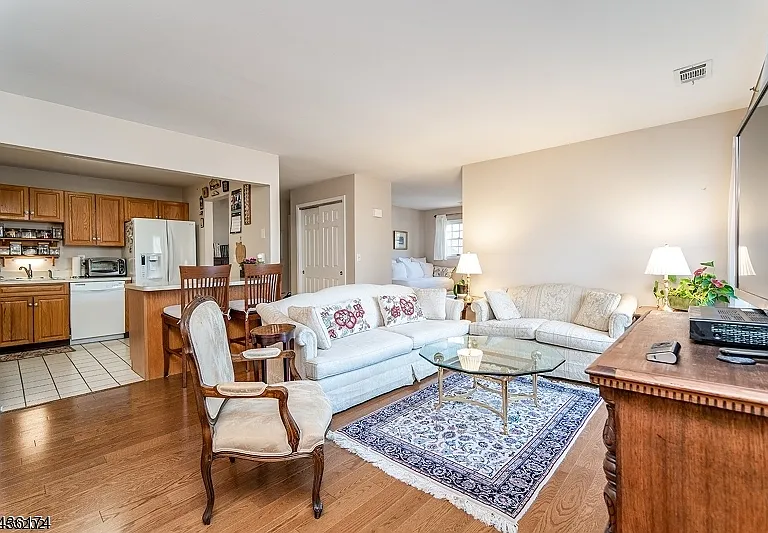 290 Potomac Dr — Photo 3