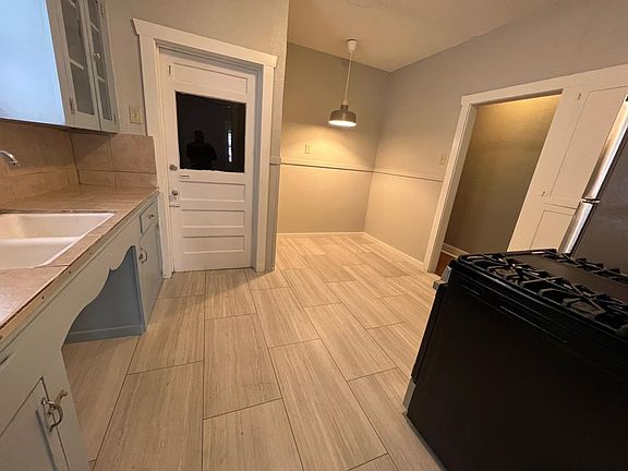 5th image of 1014 W Gramercy Pl