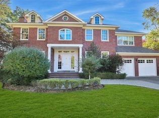 6 N Circle Dr, Great Neck, NY 11021