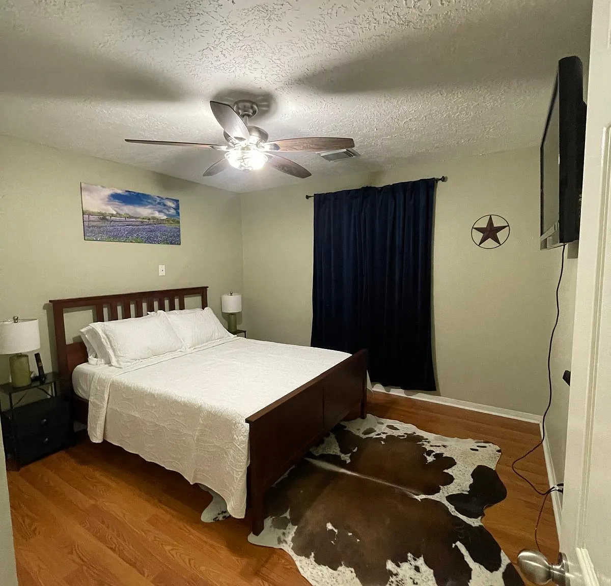 4 bed, 2.5 bath, 2400 sqft, $3,500 — Photo 3