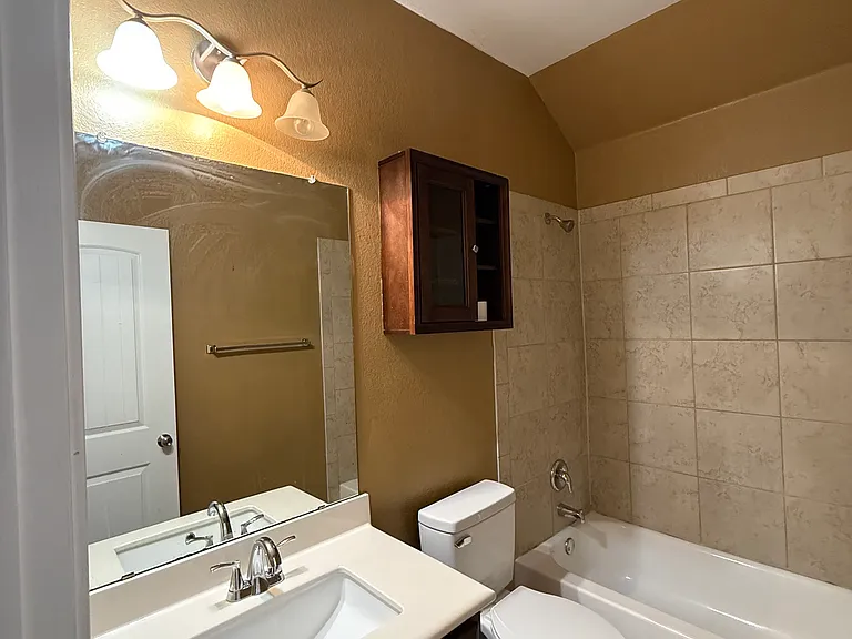 305 Leather Oak Loop — Photo 17
