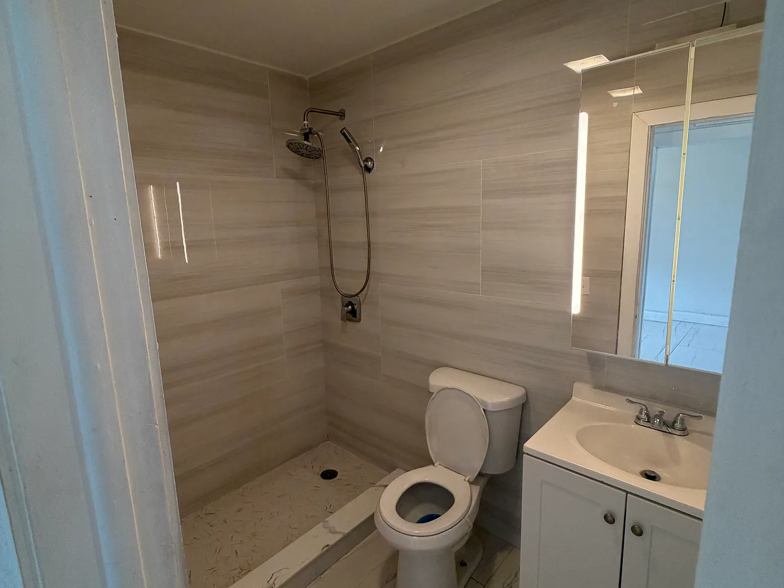 2 bed, 800 sqft, $2,300 — Photo 2
