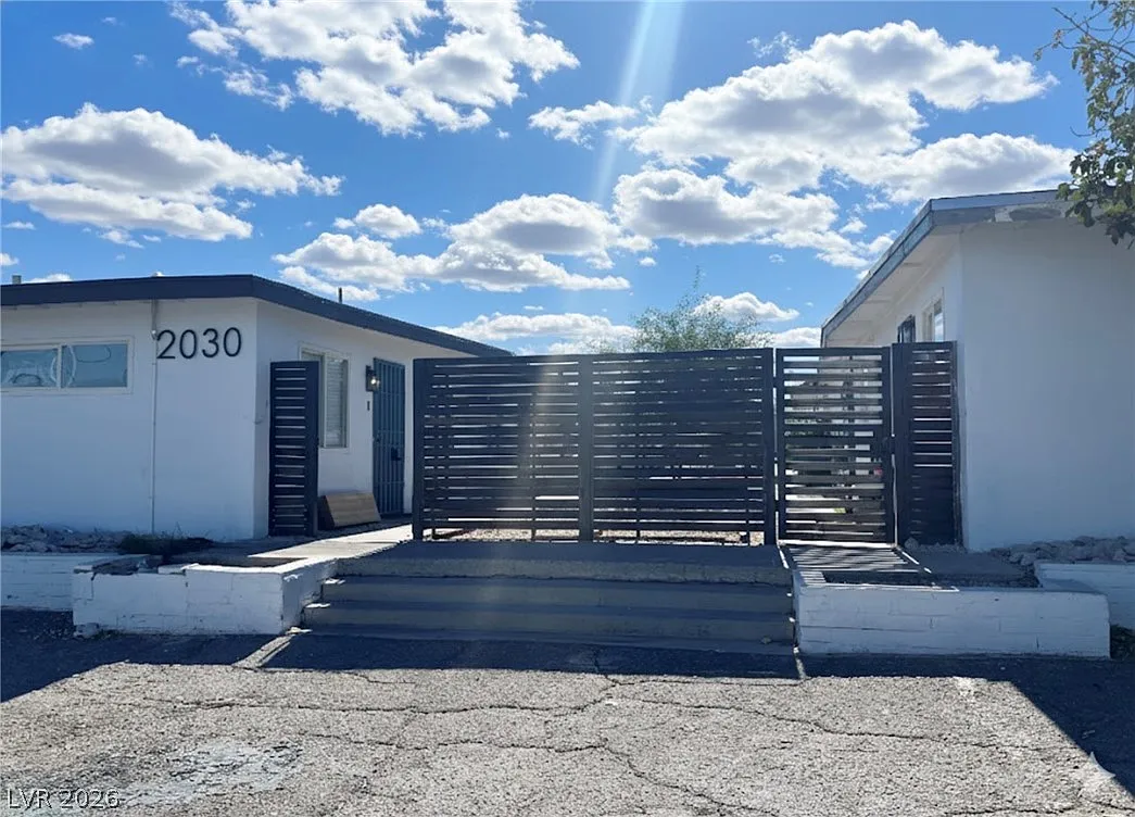 2 bed, 1.0 bath, 560 sqft, $890 — Photo 1