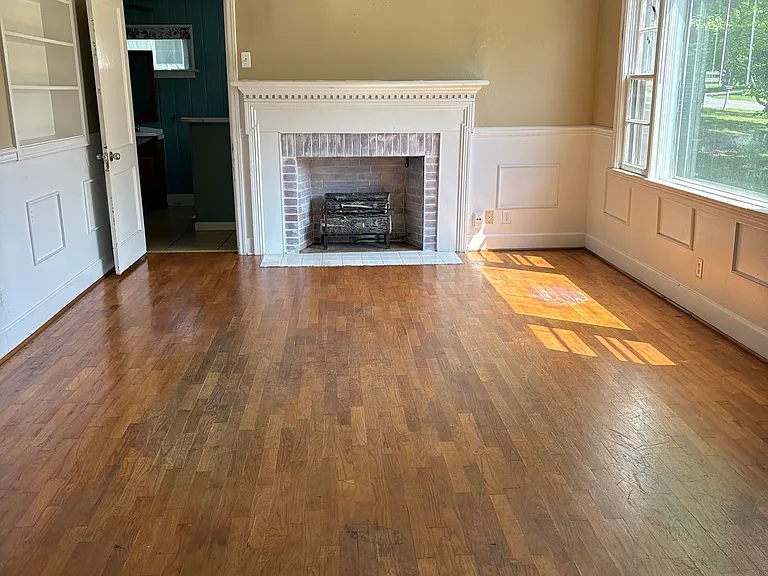 1003 E Washington St — Photo 2