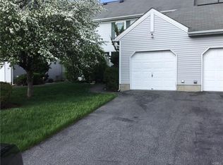 4 Teal Ct, Highland Mills, NY 10930