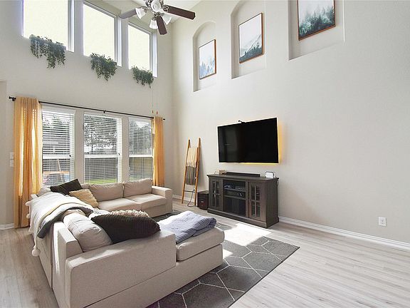4th image of 9919 Silver Terrace Dr