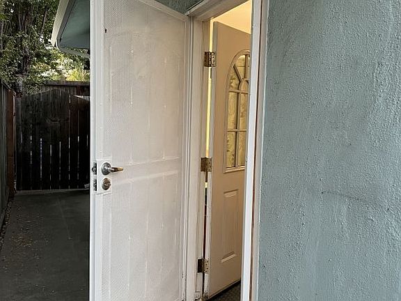 2nd image of 209B Hubbard St #B