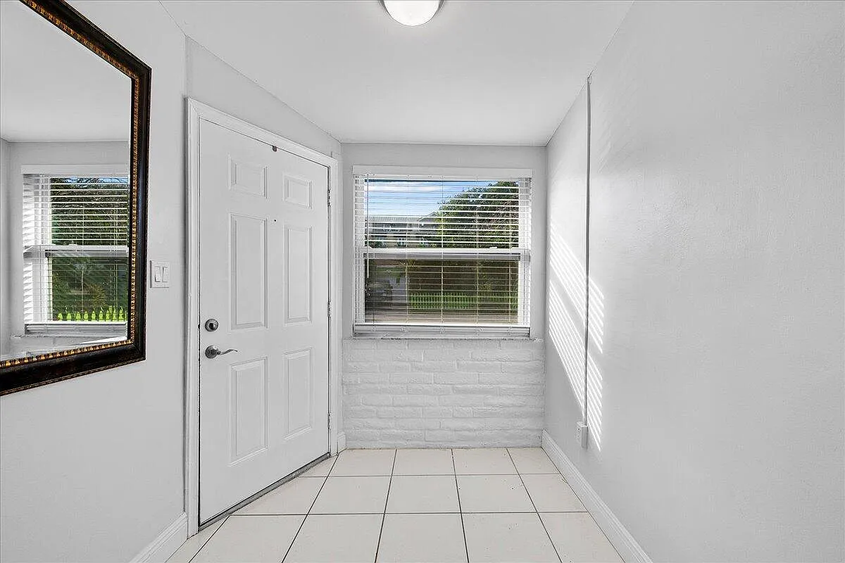 1 bed, 1.0 bath, 705 sqft, $2,050 — Photo 2