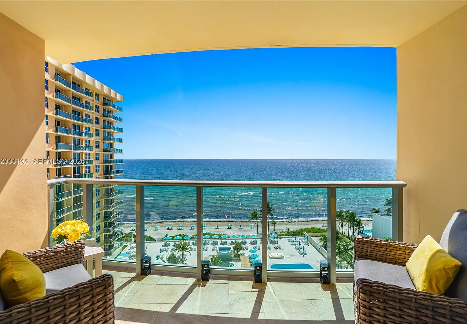 Wave Condo — Photo 1