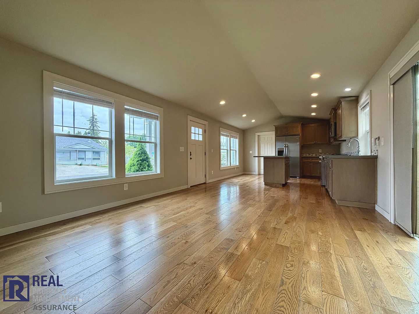 Spacious & Modern 3BR/2BA Home in Quiet Hillsboro Neighborhood — Photo 4