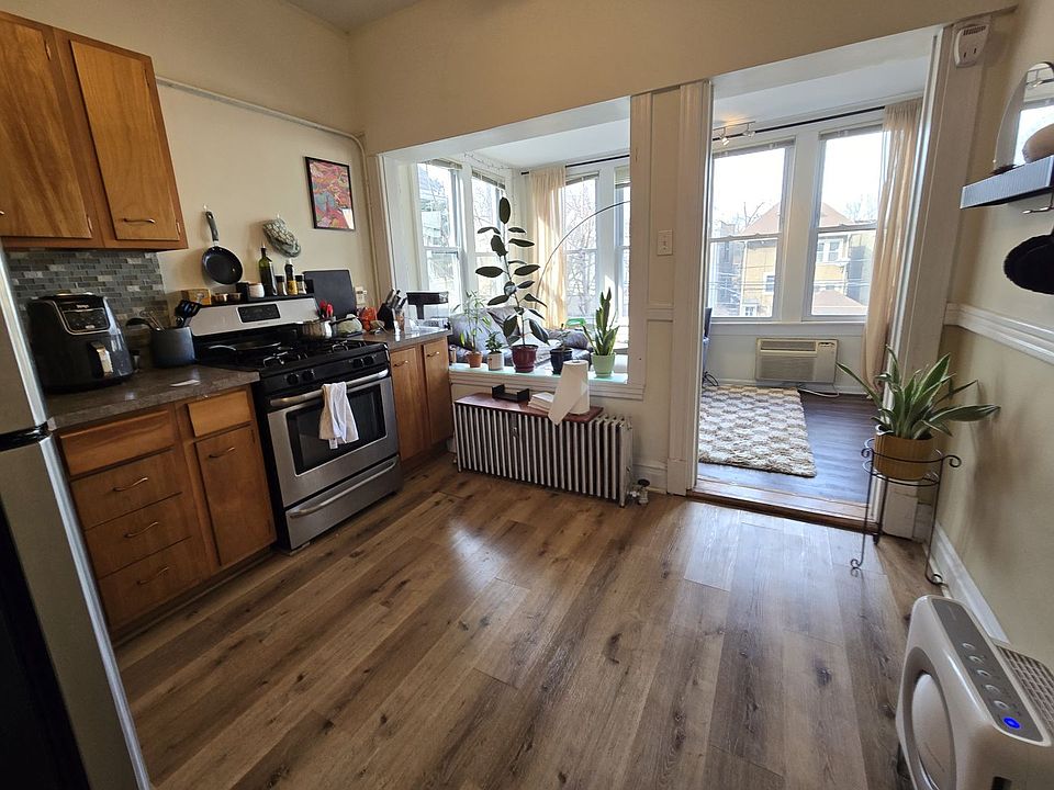1st image of 1906 W Waveland Ave APT 2R