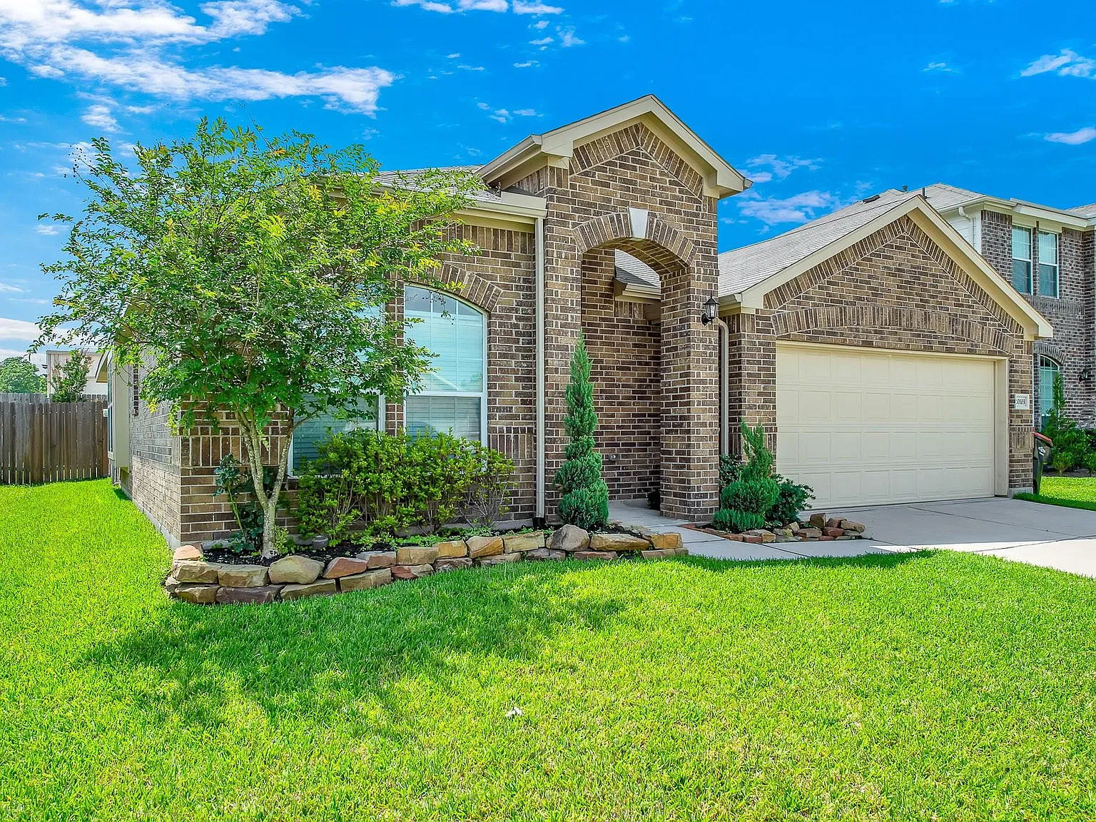 3 bed, 2.0 bath, 1663 sqft, $2,100 — Photo 2
